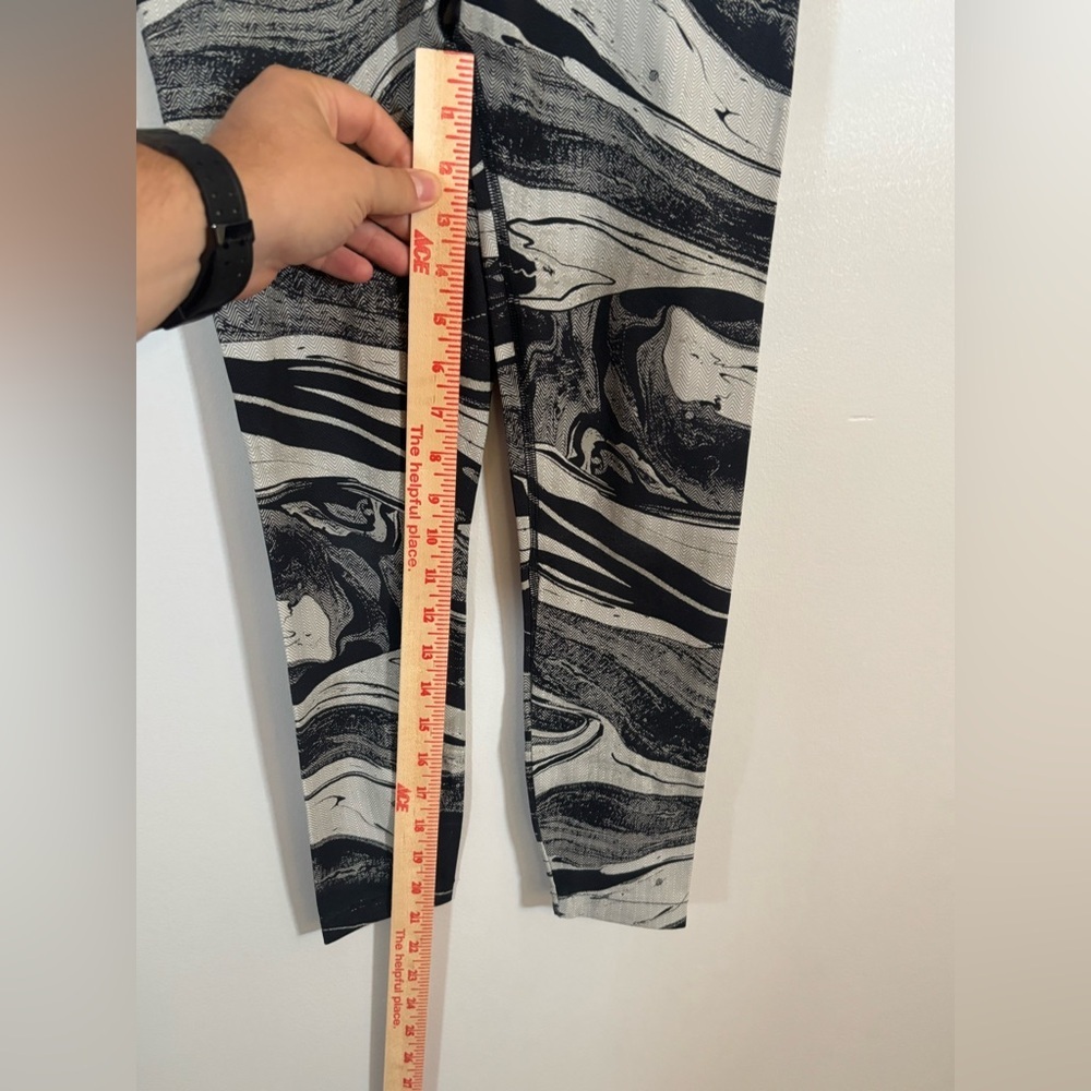 Lululemon Run Inspire Crop II Leggings Black White Marble Print Size 4 - Picture 9 of 10